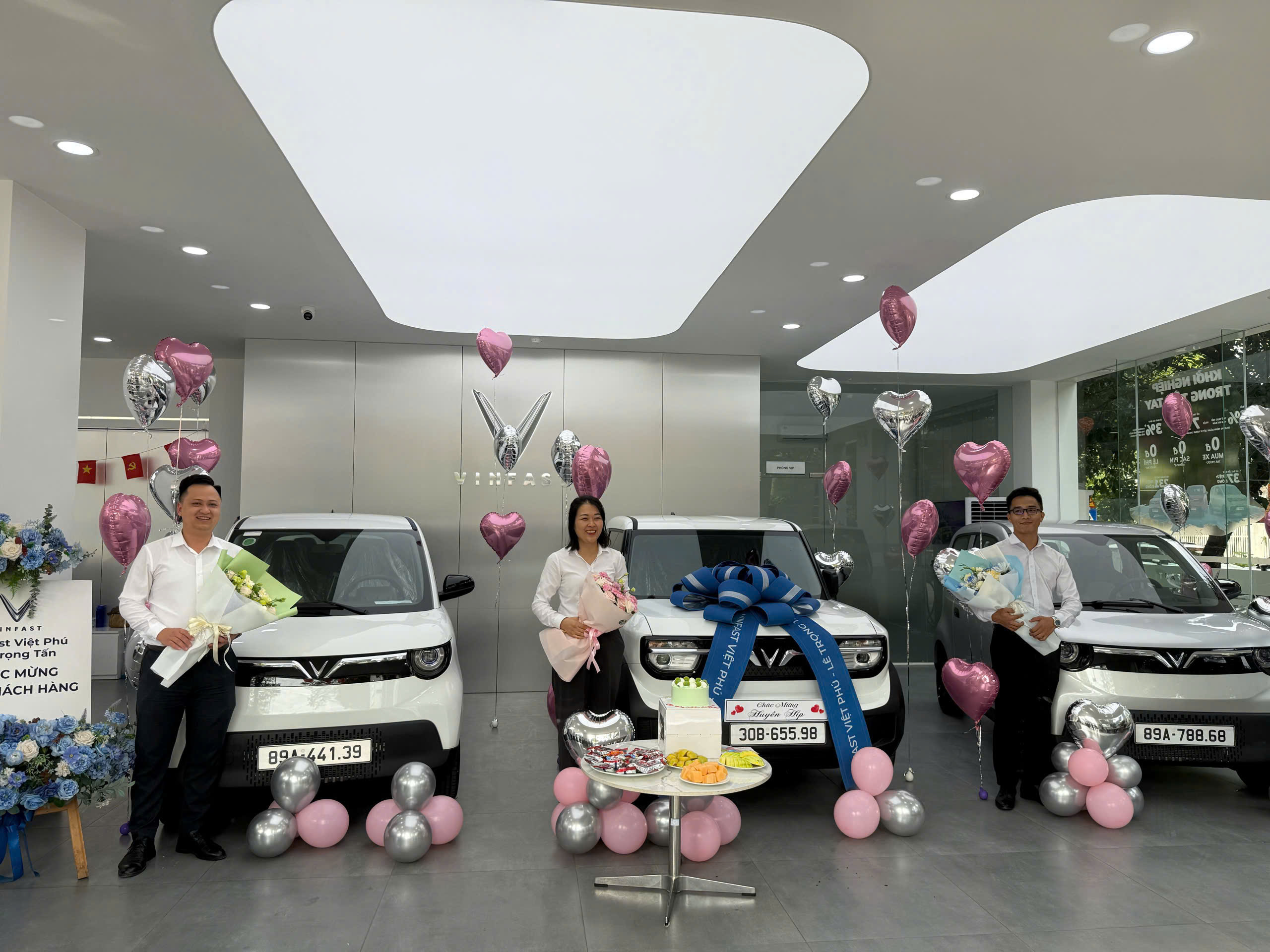 🎉 MỘT BUỔI GIAO XE ĐẦY CẢM XÚC TẠI VINFAST LÊ TRỌNG TẤN 🚗⚡ Một chiếc xe mới – một hành trình mới – và thêm một khách hàng chính thức đồng hành cùng VinFast! 🇻🇳 Hôm nay, VinFast Lê Trọng Tấn rất vui và vinh dự được trao tận tay chiếc xe mới đến anh/chị khách hàng. ❤️ Không chỉ đơn thuần là bàn giao một chiếc xe, đó còn là khoảnh khắc đánh dấu một khởi đầu mới: những chuyến đi an toàn, những hành trình đáng nhớ và thật nhiều niềm vui bên gia đình. 🙏 Cảm ơn anh/chị đã tin tưởng và lựa chọn VinFast. Chúc anh/chị “vạn dặm bình an – hành trình hạnh phúc” cùng chiếc xe mới! 🇻🇳⚡ 📍 VinFast Lê Trọng Tấn 📞 Tùng – 0385.26.7777 💬 Inbox ngay để được tư vấn xe, chính sách và ưu đãi mới nhất!